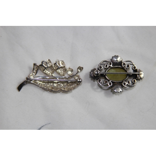 940 - SIX SILVER BROOCHES IN VARIOUS DESIGNS