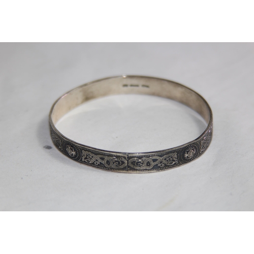 941 - IONA CELTIC SILVER BANGLE WITH CELTIC DESIGN BY M.A GLASGOW 1927