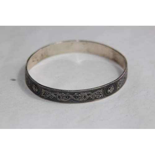 941 - IONA CELTIC SILVER BANGLE WITH CELTIC DESIGN BY M.A GLASGOW 1927