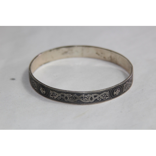 941 - IONA CELTIC SILVER BANGLE WITH CELTIC DESIGN BY M.A GLASGOW 1927