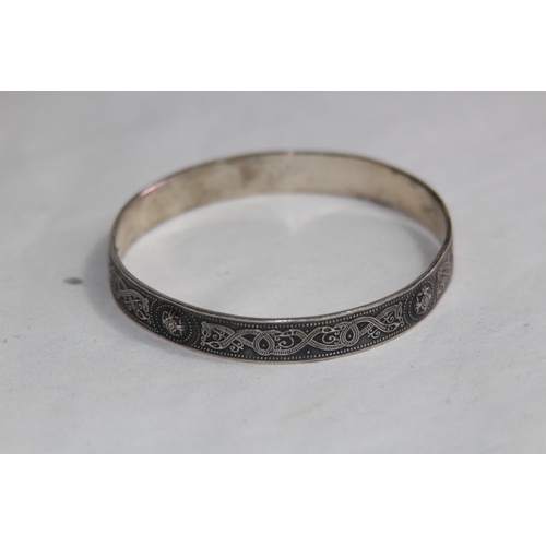 941 - IONA CELTIC SILVER BANGLE WITH CELTIC DESIGN BY M.A GLASGOW 1927