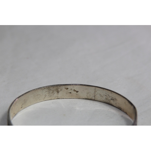 941 - IONA CELTIC SILVER BANGLE WITH CELTIC DESIGN BY M.A GLASGOW 1927