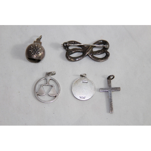 943 - ZEBRA SILVER PENDANT NECKLACE AND OTHER PIECES OF SILVER JEWELLERY