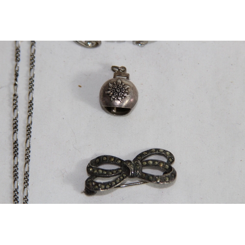 943 - ZEBRA SILVER PENDANT NECKLACE AND OTHER PIECES OF SILVER JEWELLERY