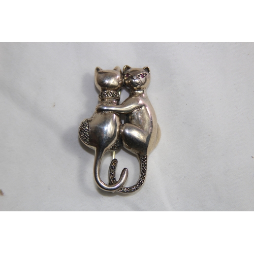 948 - LARGE SILVER DOUBLE CAT BROOCH WITH ONE CAT SET WITH RUBY EYES