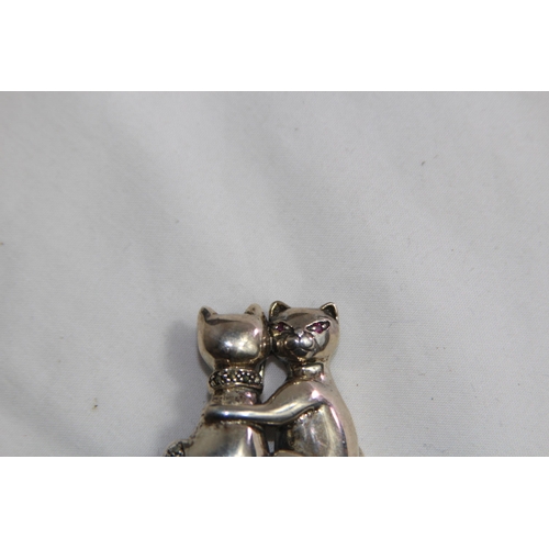 948 - LARGE SILVER DOUBLE CAT BROOCH WITH ONE CAT SET WITH RUBY EYES