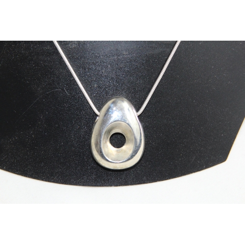 949 - CONTEMPARY DESIGN SILVER NECKLACE