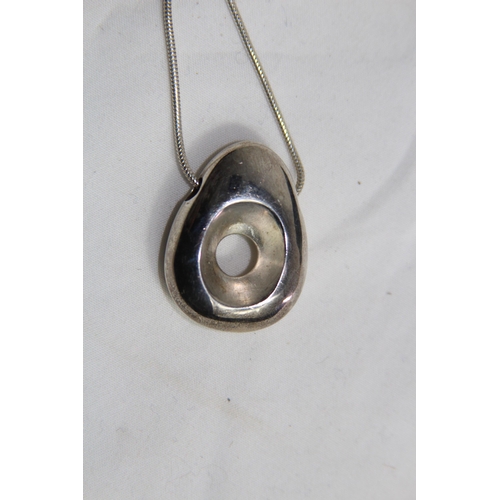 949 - CONTEMPARY DESIGN SILVER NECKLACE