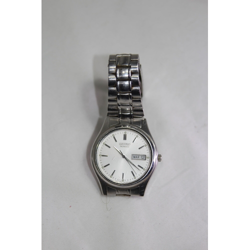 1074 - VINTAGE SEIKO DAY DATE GENTS WATCH