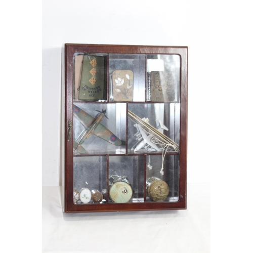 455 - MIRROR BACK DISPLAY CABINET WITH INTERESTING CONTENTS
40 X 30 X 9CM