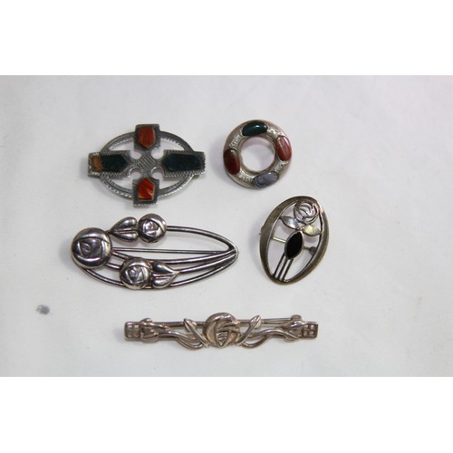 935 - FIVE CELTIC AND SCOTTISH INLAID SILVER BROOCHES