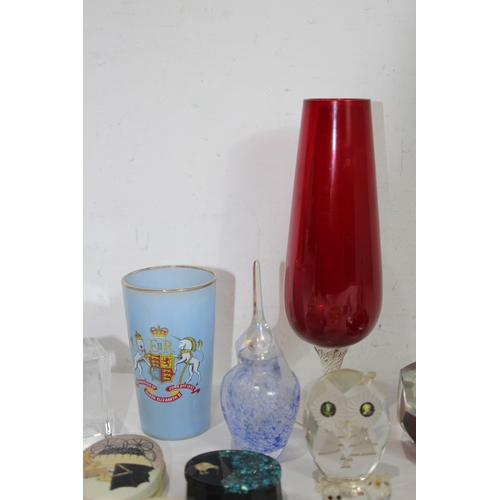 208 - QUANTITY OF ART GLASS AND PILL BOXES ETC
30CM