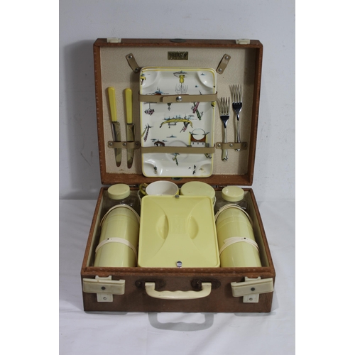 303 - VINTAGE 1920'S - 1930'S PICNIC SET