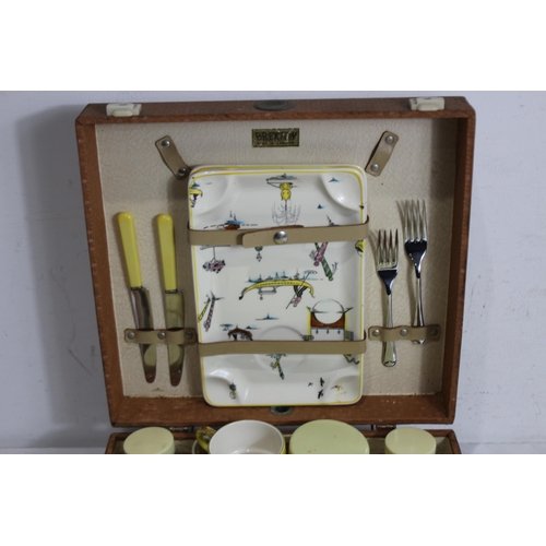 303 - VINTAGE 1920'S - 1930'S PICNIC SET