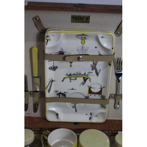 303 - VINTAGE 1920'S - 1930'S PICNIC SET