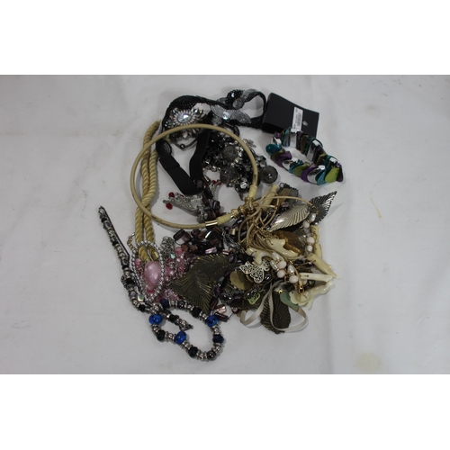 363 - QUANTITY OF COSTUME JEWELLERY