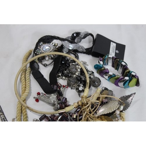 363 - QUANTITY OF COSTUME JEWELLERY