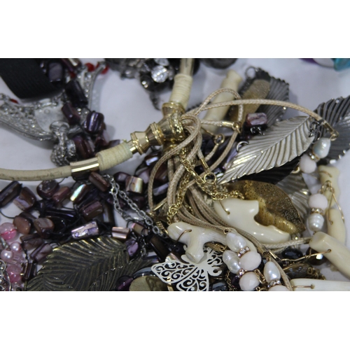 363 - QUANTITY OF COSTUME JEWELLERY