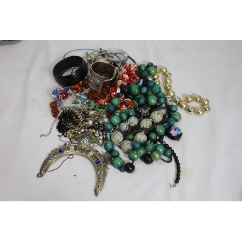 364 - QUANTITY OF COSTUME JEWELLERY