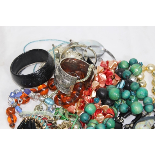 364 - QUANTITY OF COSTUME JEWELLERY