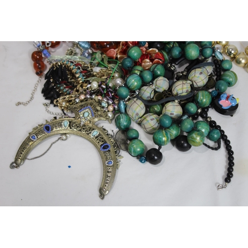 364 - QUANTITY OF COSTUME JEWELLERY