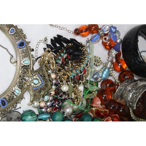 364 - QUANTITY OF COSTUME JEWELLERY