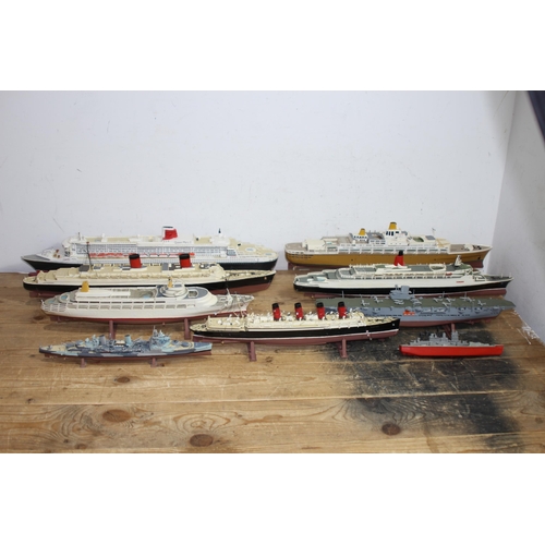 604 - QUANTITY OF MODELS BOATS  x9
56 X 14CM