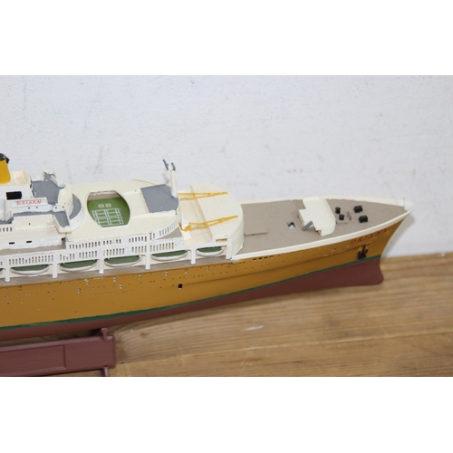 604 - QUANTITY OF MODELS BOATS  x9
56 X 14CM