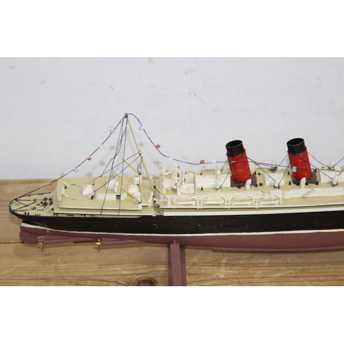 604 - QUANTITY OF MODELS BOATS  x9
56 X 14CM