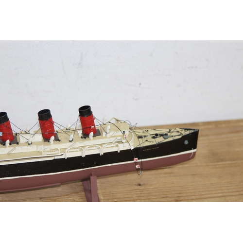 604 - QUANTITY OF MODELS BOATS  x9
56 X 14CM