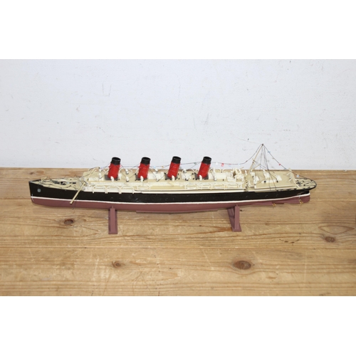 604 - QUANTITY OF MODELS BOATS  x9
56 X 14CM