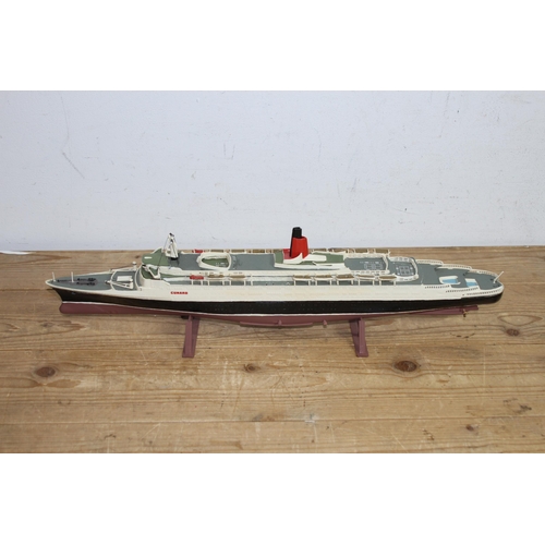 604 - QUANTITY OF MODELS BOATS  x9
56 X 14CM