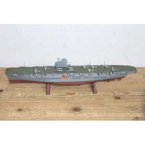 604 - QUANTITY OF MODELS BOATS  x9
56 X 14CM