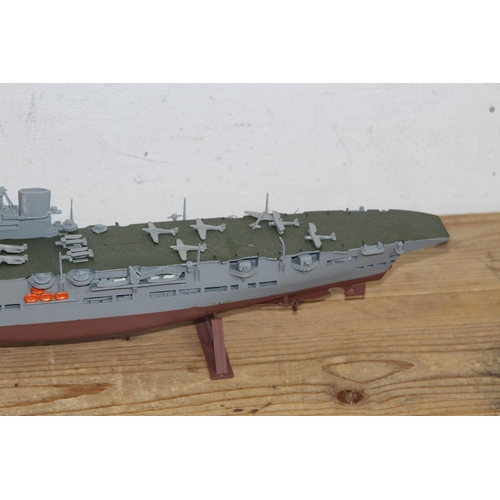 604 - QUANTITY OF MODELS BOATS  x9
56 X 14CM