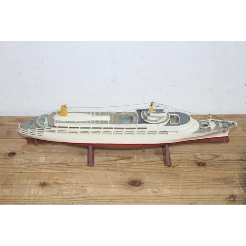 604 - QUANTITY OF MODELS BOATS  x9
56 X 14CM