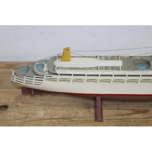 604 - QUANTITY OF MODELS BOATS  x9
56 X 14CM