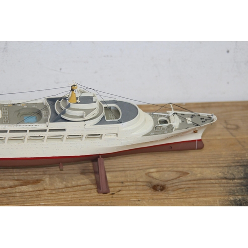 604 - QUANTITY OF MODELS BOATS  x9
56 X 14CM