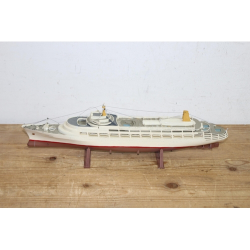 604 - QUANTITY OF MODELS BOATS  x9
56 X 14CM