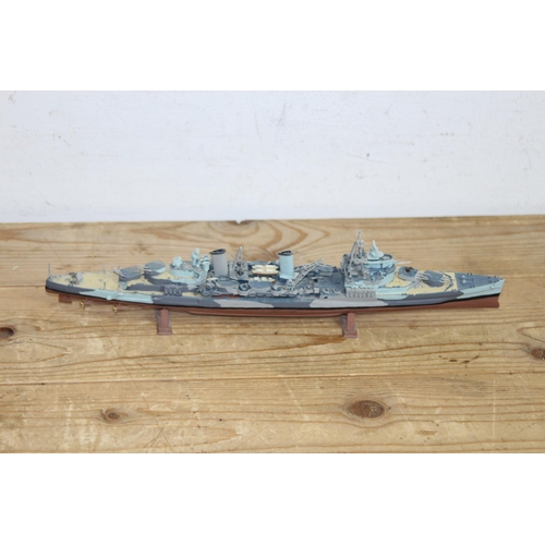 604 - QUANTITY OF MODELS BOATS  x9
56 X 14CM