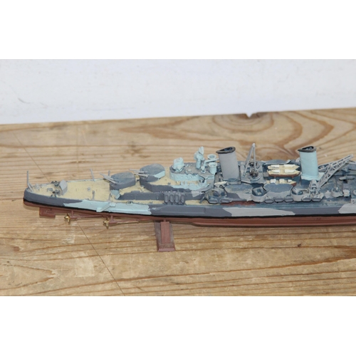 604 - QUANTITY OF MODELS BOATS  x9
56 X 14CM