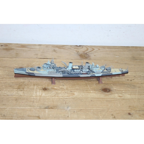 604 - QUANTITY OF MODELS BOATS  x9
56 X 14CM