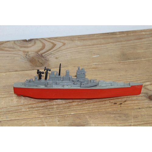 604 - QUANTITY OF MODELS BOATS  x9
56 X 14CM