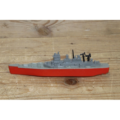 604 - QUANTITY OF MODELS BOATS  x9
56 X 14CM