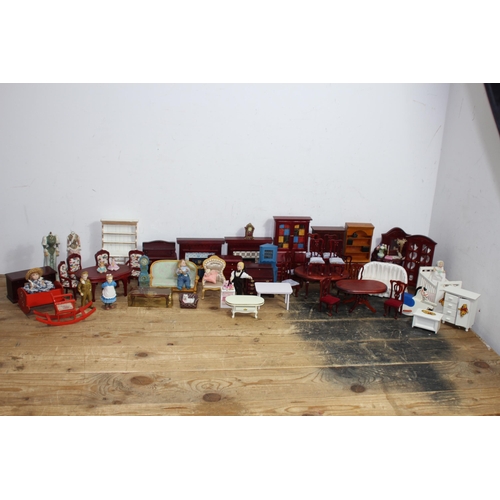 606 - QUANTITY OF DOLLS HOUSE FURNITURE