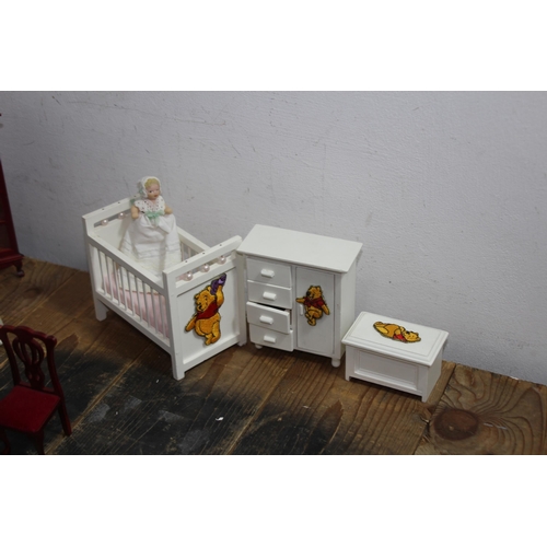 606 - QUANTITY OF DOLLS HOUSE FURNITURE