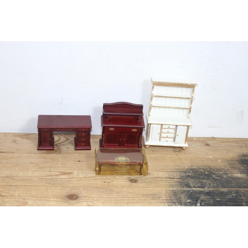 606 - QUANTITY OF DOLLS HOUSE FURNITURE