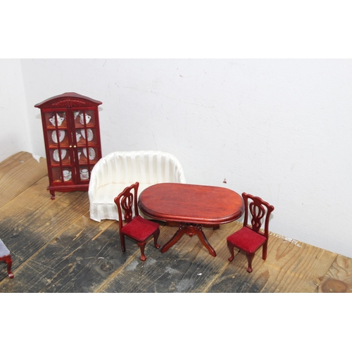 606 - QUANTITY OF DOLLS HOUSE FURNITURE