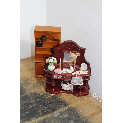 606 - QUANTITY OF DOLLS HOUSE FURNITURE