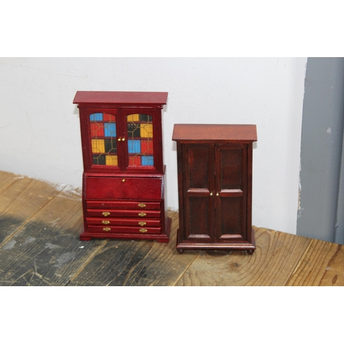 606 - QUANTITY OF DOLLS HOUSE FURNITURE