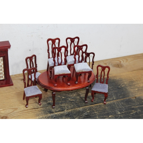 606 - QUANTITY OF DOLLS HOUSE FURNITURE